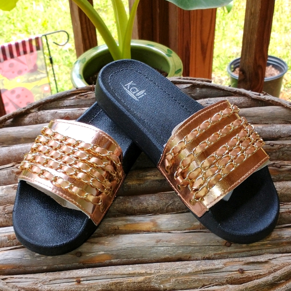 🌻🌻HOST PICK🌻🌻      Kali Rose Gold Slides. Size 7. ❤️🧡💛💚💙💜 05/23 9:00pm